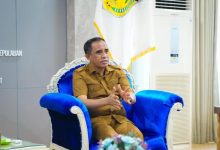 Gubernur Sulawesi Tengah Anwar Hafid meminta aparat kepolisian segera menangkap pelaku pembunuhan yang menewaskan seorang ayah dan anak di Kelurahan Duyu, Kecamatan Tatanga, Kota Palu.