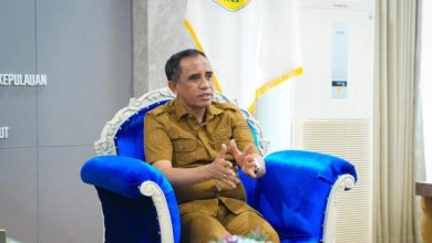 Gubernur Sulawesi Tengah Anwar Hafid meminta aparat kepolisian segera menangkap pelaku pembunuhan yang menewaskan seorang ayah dan anak di Kelurahan Duyu, Kecamatan Tatanga, Kota Palu.