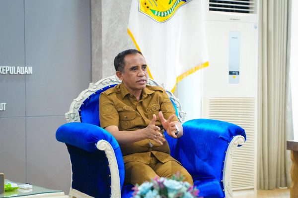 Gubernur Sulawesi Tengah Anwar Hafid meminta aparat kepolisian segera menangkap pelaku pembunuhan yang menewaskan seorang ayah dan anak di Kelurahan Duyu, Kecamatan Tatanga, Kota Palu.