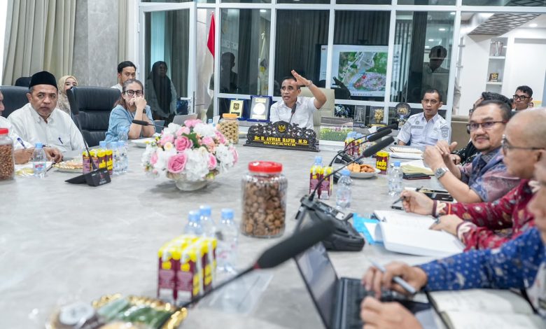 Gubernur Sulawesi Tengah Anwar Hafid memimpin rapat fasilitasi penyelesaian persoalan rumah warga Desa Sulewana bersama Satgas PKA dan PT Poso Energy di Palu.
