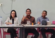 Tim kuasa hukum Mohamad Rizal Intjanae memberikan penjelasan kepada wartawan mengenai jawaban atas somasi dari Mohammad Irwan Lapatta.