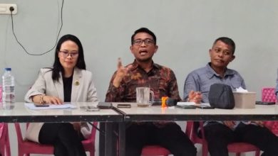 Tim kuasa hukum Mohamad Rizal Intjanae memberikan penjelasan kepada wartawan mengenai jawaban atas somasi dari Mohammad Irwan Lapatta.
