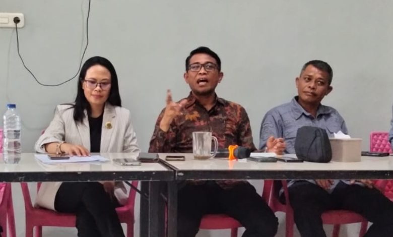 Tim kuasa hukum Mohamad Rizal Intjanae memberikan penjelasan kepada wartawan mengenai jawaban atas somasi dari Mohammad Irwan Lapatta.