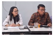 Tim kuasa hukum Mohamad Rizal Intjanae menyampaikan sikap hukum, termasuk pemberian waktu 14 hari kepada Mohammad Irwan Lapatta untuk memberikan klarifikasi atau permohonan maaf, dalam konferensi pers di Sigi, Kamis (2/7/2026).