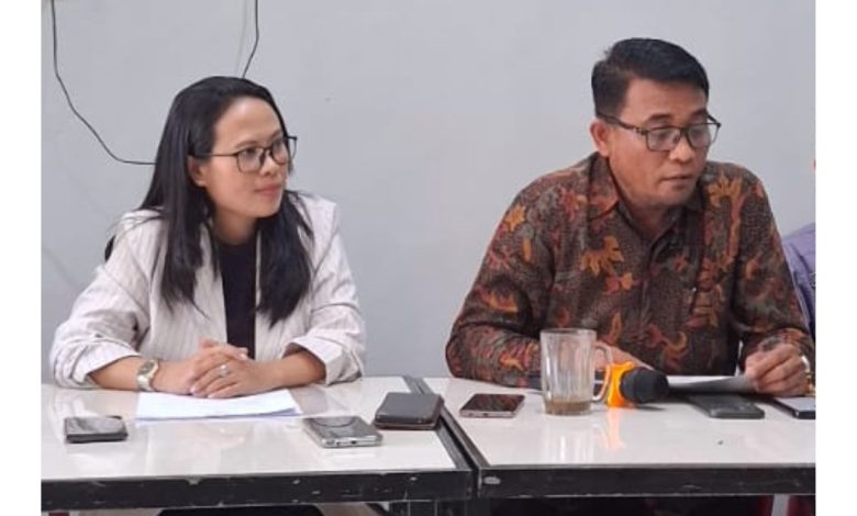 Tim kuasa hukum Mohamad Rizal Intjanae menyampaikan sikap hukum, termasuk pemberian waktu 14 hari kepada Mohammad Irwan Lapatta untuk memberikan klarifikasi atau permohonan maaf, dalam konferensi pers di Sigi, Kamis (2/7/2026).