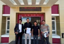 Tim kuasa hukum Mohammad Irwan Lapatta menunjukkan bukti laporan polisi usai melaporkan Mohamad Rizal Intjanae ke Polda Sulawesi Tengah atas dugaan pencemaran nama baik, Jumat (3/7/2026).