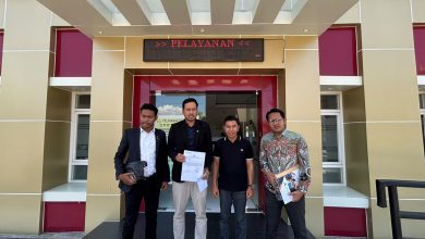 Tim kuasa hukum Mohammad Irwan Lapatta menunjukkan bukti laporan polisi usai melaporkan Mohamad Rizal Intjanae ke Polda Sulawesi Tengah atas dugaan pencemaran nama baik, Jumat (3/7/2026).