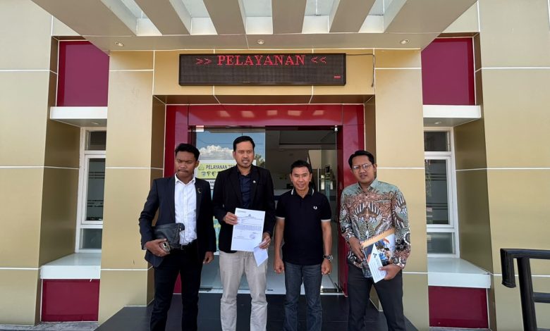Tim kuasa hukum Mohammad Irwan Lapatta menunjukkan bukti laporan polisi usai melaporkan Mohamad Rizal Intjanae ke Polda Sulawesi Tengah atas dugaan pencemaran nama baik, Jumat (3/7/2026).