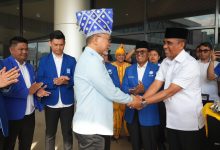 Gubernur Sulawesi Tengah Anwar Hafid menyambut Menko Pangan Zulkifli Hasan di Bandar Udara Mutiara Sis Al-Jufri, Palu, Sabtu (4/7/2026), sebelum menghadiri Rembuk Tani di Kabupaten Sigi.