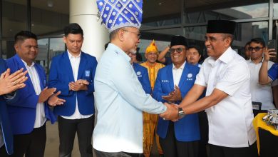 Gubernur Sulawesi Tengah Anwar Hafid menyambut Menko Pangan Zulkifli Hasan di Bandar Udara Mutiara Sis Al-Jufri, Palu, Sabtu (4/7/2026), sebelum menghadiri Rembuk Tani di Kabupaten Sigi.