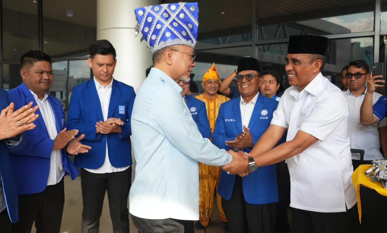 Gubernur Sulawesi Tengah Anwar Hafid menyambut Menko Pangan Zulkifli Hasan di Bandar Udara Mutiara Sis Al-Jufri, Palu, Sabtu (4/7/2026), sebelum menghadiri Rembuk Tani di Kabupaten Sigi.