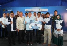 Gubernur Sulawesi Tengah Anwar Hafid bersama Menteri Koordinator Bidang Pangan Zulkifli Hasan menyerahkan bantuan 1,5 ton pupuk NPK dan 1,5 ton pupuk urea kepada kelompok tani dalam Rembuk Tani di Kabupaten Sigi, Sabtu (4/7/2026).