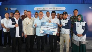 Gubernur Sulawesi Tengah Anwar Hafid bersama Menteri Koordinator Bidang Pangan Zulkifli Hasan menyerahkan bantuan 1,5 ton pupuk NPK dan 1,5 ton pupuk urea kepada kelompok tani dalam Rembuk Tani di Kabupaten Sigi, Sabtu (4/7/2026).