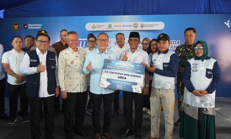 Gubernur Sulawesi Tengah Anwar Hafid bersama Menteri Koordinator Bidang Pangan Zulkifli Hasan menyerahkan bantuan 1,5 ton pupuk NPK dan 1,5 ton pupuk urea kepada kelompok tani dalam Rembuk Tani di Kabupaten Sigi, Sabtu (4/7/2026).