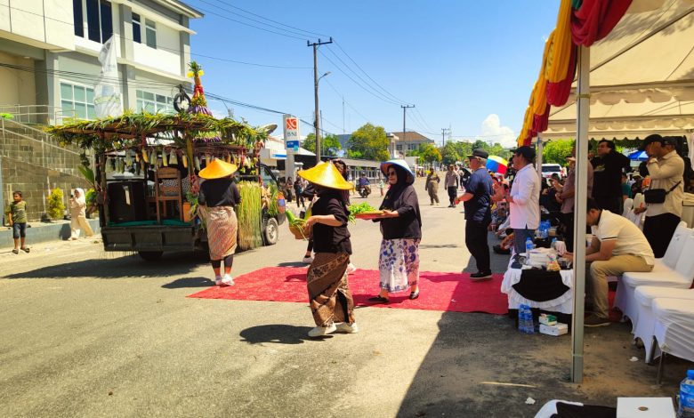 Kendaraan hias melintas pada Pawai Budaya Irau Tengkayu XV 2026 di Kota Tarakan, Sabtu (4/7/2026). Pawai budaya menjadi bagian dari rangkaian perayaan Irau Tengkayu sekaligus ajang perlombaan yang diikuti berbagai instansi, komunitas, paguyuban, perguruan tinggi, dan pelajar.