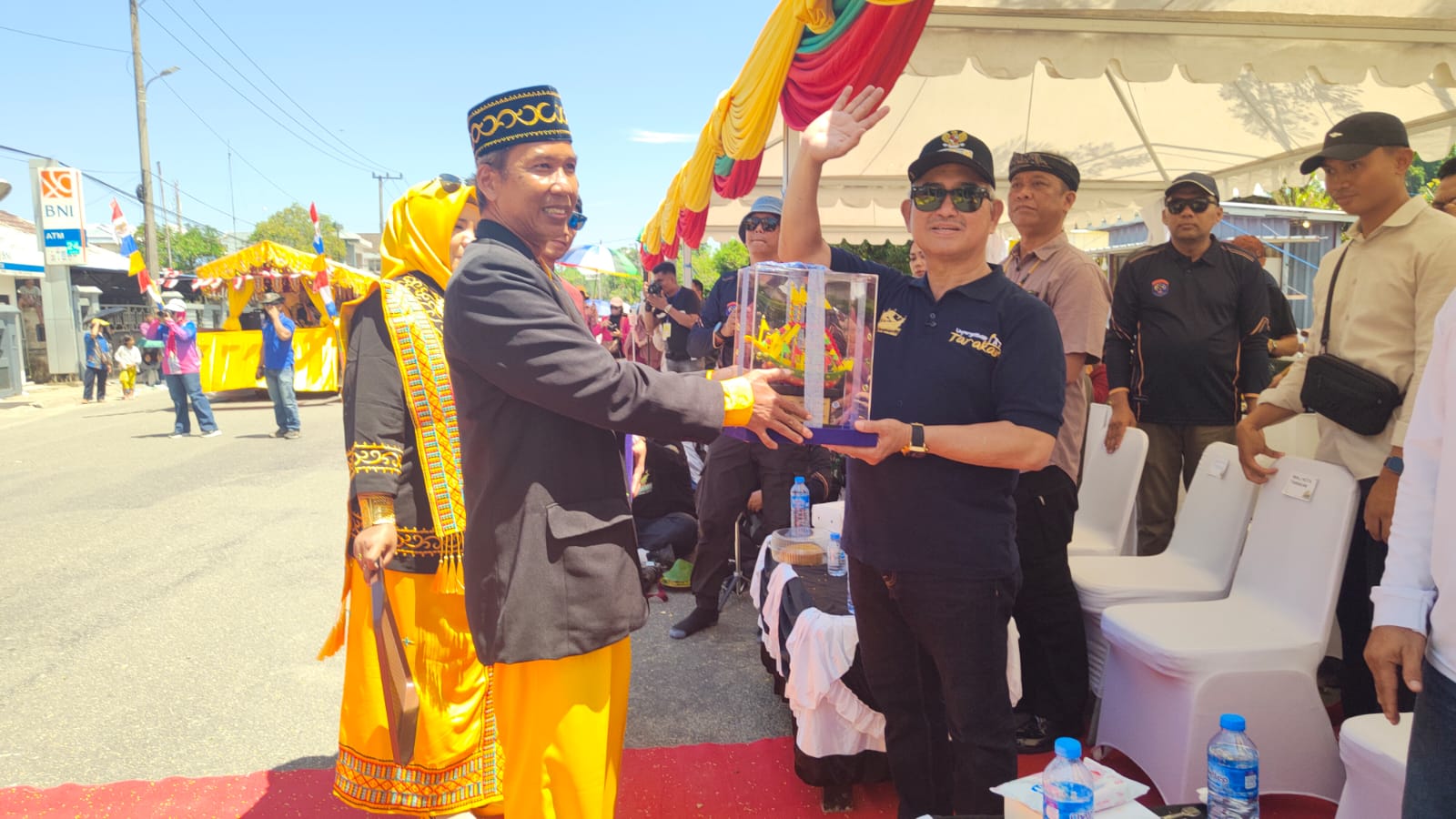 Kepala SD Negeri 050 Tarakan, Budi Utomo, menyerahkan cendera mata kepada Wali Kota Tarakan Khairul di sela Pawai Budaya Irau Tengkayu XV 2026 di Pelataran Lapangan Datu Adil, Tarakan, Sabtu (4/7/2026)