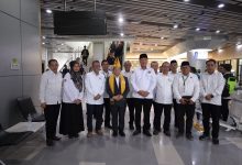 Sekretaris Jenderal Kementerian Agama RI, Prof. Dr. Phil. H. Kamaruddin Amin (tengah), disambut Rektor UIN Datokarama Palu Prof. Lukman Thahir bersama jajaran pimpinan UIN dan Kanwil Kemenag Sulawesi Tengah setibanya di Bandara Mutiara Sis Al-Jufri Palu, Senin (6/7/2026), untuk menghadiri pembukaan Poros Intim IV.