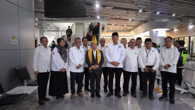 Sekretaris Jenderal Kementerian Agama RI, Prof. Dr. Phil. H. Kamaruddin Amin (tengah), disambut Rektor UIN Datokarama Palu Prof. Lukman Thahir bersama jajaran pimpinan UIN dan Kanwil Kemenag Sulawesi Tengah setibanya di Bandara Mutiara Sis Al-Jufri Palu, Senin (6/7/2026), untuk menghadiri pembukaan Poros Intim IV.