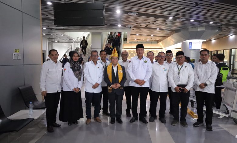 Sekretaris Jenderal Kementerian Agama RI, Prof. Dr. Phil. H. Kamaruddin Amin (tengah), disambut Rektor UIN Datokarama Palu Prof. Lukman Thahir bersama jajaran pimpinan UIN dan Kanwil Kemenag Sulawesi Tengah setibanya di Bandara Mutiara Sis Al-Jufri Palu, Senin (6/7/2026), untuk menghadiri pembukaan Poros Intim IV.