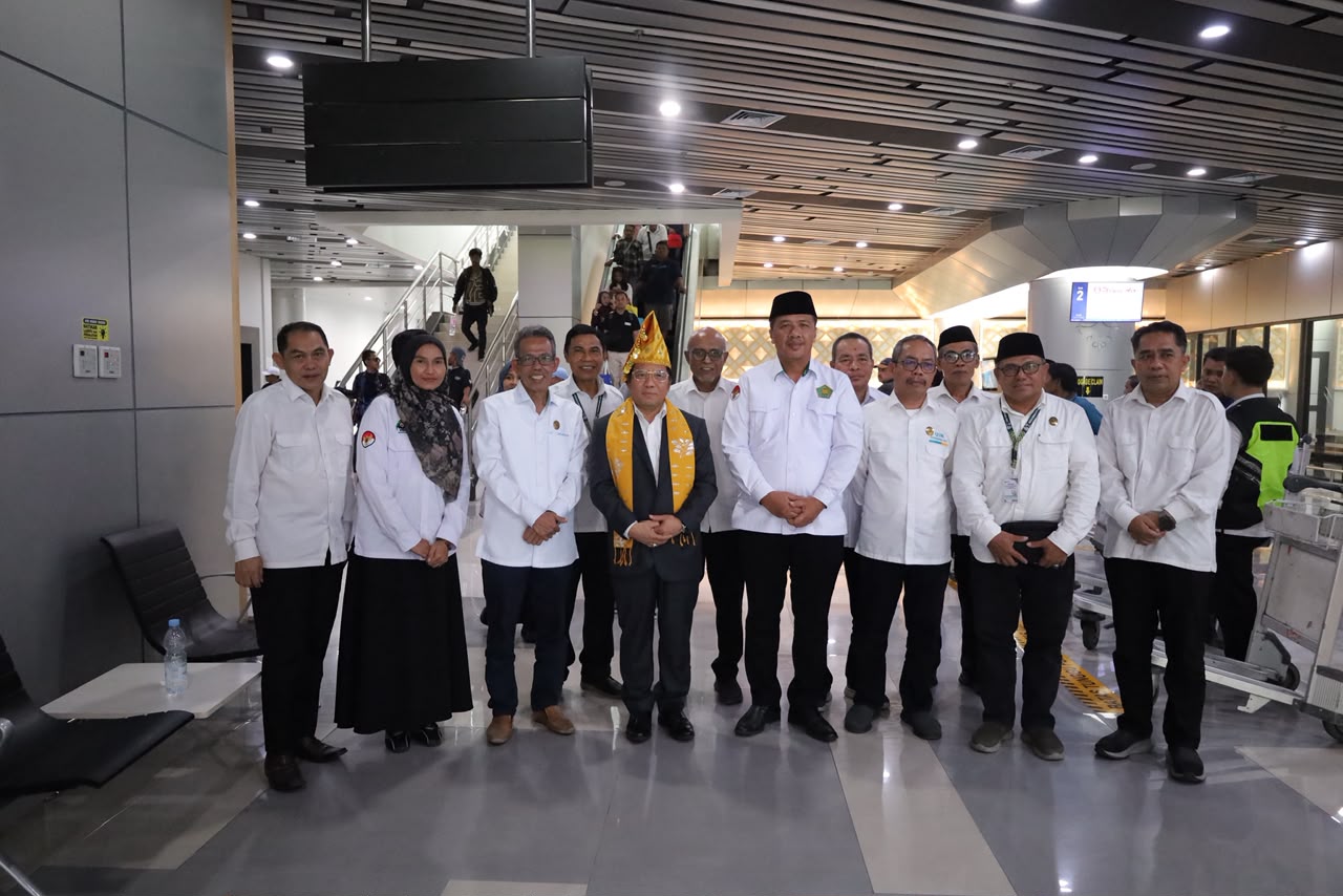 Sekretaris Jenderal Kementerian Agama RI, Prof. Dr. Phil. H. Kamaruddin Amin (tengah), disambut Rektor UIN Datokarama Palu Prof. Lukman Thahir bersama jajaran pimpinan UIN dan Kanwil Kemenag Sulawesi Tengah setibanya di Bandara Mutiara Sis Al-Jufri Palu, Senin (6/7/2026), untuk menghadiri pembukaan Poros Intim IV.