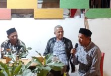 Tokoh Muda Alkhairaat Muhammad Sadig (kanan) menjadi narasumber dalam diskusi publik FORMA PMII Sulawesi Tengah di Palu, Minggu (5/7/2026). Ia mengajak mahasiswa tetap mengutamakan budaya membaca dan berpikir kritis di tengah perkembangan kecerdasan buatan AI. (Foto: Ist)