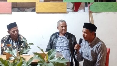 Tokoh Muda Alkhairaat Muhammad Sadig (kanan) menjadi narasumber dalam diskusi publik FORMA PMII Sulawesi Tengah di Palu, Minggu (5/7/2026). Ia mengajak mahasiswa tetap mengutamakan budaya membaca dan berpikir kritis di tengah perkembangan kecerdasan buatan AI. (Foto: Ist)