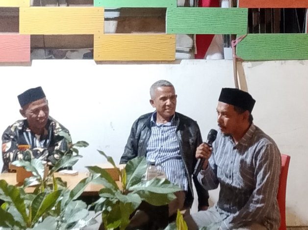 Tokoh Muda Alkhairaat Muhammad Sadig (kanan) menjadi narasumber dalam diskusi publik FORMA PMII Sulawesi Tengah di Palu, Minggu (5/7/2026). Ia mengajak mahasiswa tetap mengutamakan budaya membaca dan berpikir kritis di tengah perkembangan kecerdasan buatan AI. (Foto: Ist)