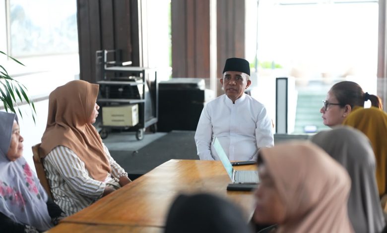 Gubernur Anwar Hafid menerima aspirasi warga Tanjung Sari dan berjanji mengawal penyelesaian sengketa lahan di Kabupaten Banggai.