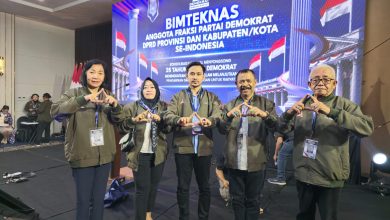 Lima anggota Fraksi Partai Demokrat DPRD Kabupaten Sigi berfoto bersama saat mengikuti Bimteknas Nasional Gelombang V di Museum dan Galeri SBY-Ani, Pacitan, Jawa Timur, 8-10 Juli 2026. Kegiatan itu diikuti legislator Demokrat se-Indonesia untuk memperkuat kapasitas dan konsolidasi partai.