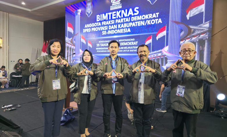 Lima anggota Fraksi Partai Demokrat DPRD Kabupaten Sigi berfoto bersama saat mengikuti Bimteknas Nasional Gelombang V di Museum dan Galeri SBY-Ani, Pacitan, Jawa Timur, 8-10 Juli 2026. Kegiatan itu diikuti legislator Demokrat se-Indonesia untuk memperkuat kapasitas dan konsolidasi partai.