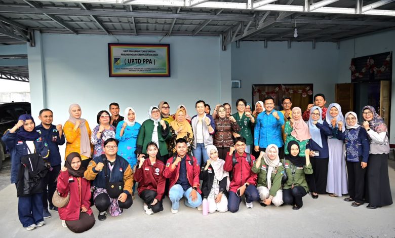 Wakil Menteri Pemberdayaan Perempuan dan Perlindungan Anak (PPPA) Veronica Tan berfoto bersama Wakil Gubernur Sulawesi Tengah Reny A. Lamadjido, jajaran UPTD PPA, dan pegiat perlindungan perempuan dan anak saat kunjungan kerja di Kantor UPTD PPA Provinsi Sulawesi Tengah, Jumat (10/7/2026). Kunjungan tersebut menegaskan komitmen memperkuat perlindungan perempuan dan anak di Sulawesi Tengah.