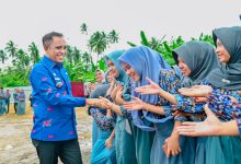 Gubernur Sulawesi Tengah Anwar Hafid menyapa pelajar saat kunjungan kerja di Morowali. Ia meminta kepala sekolah memastikan tidak ada lagi anak putus sekolah.