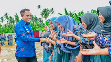 Gubernur Sulawesi Tengah Anwar Hafid menyapa pelajar saat kunjungan kerja di Morowali. Ia meminta kepala sekolah memastikan tidak ada lagi anak putus sekolah.