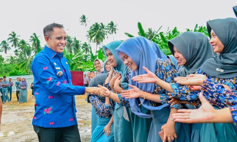 Gubernur Sulawesi Tengah Anwar Hafid menyapa pelajar saat kunjungan kerja di Morowali. Ia meminta kepala sekolah memastikan tidak ada lagi anak putus sekolah.