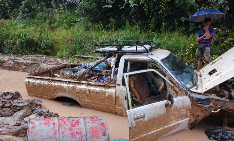 Jalan penghubung di Kecamatan Krayan Selatan, Nunukan, rusak akibat longsor yang mengakibatkan 1.507 warga di 13 desa masih terisolasi. Foto: BPBD Kabupaten Nunukan