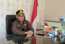 Kepala Dinas Nakertrans Tojo Una-Una, Taufan H. Tandri, menjelaskan rencana penyaluran 20 ekor sapi Bali dan satu unit penyulingan nilam bagi masyarakat transmigrasi di Desa Trans Uetangko.