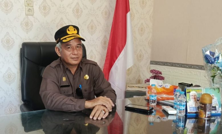 Kepala Dinas Nakertrans Tojo Una-Una, Taufan H. Tandri, menjelaskan rencana penyaluran 20 ekor sapi Bali dan satu unit penyulingan nilam bagi masyarakat transmigrasi di Desa Trans Uetangko.