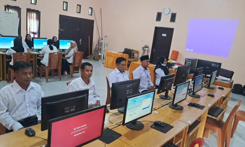 Peserta mengikuti Seleksi Substansi Bakal Calon Kepala Sekolah (BCKS) Tahun 2026 di Tempat Seleksi Substansi (TSS) SMKN 1 Ampana Kota, Kabupaten Tojo Una-Una, Senin (20/7/2026). Sebanyak 47 peserta mengikuti tahapan seleksi yang diselenggarakan Dinas Pendidikan dan Kebudayaan Tojo Una-Una untuk menjaring calon pemimpin sekolah periode penugasan 2026. (Foto: Istimewa)
