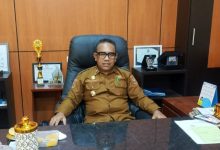 Kepala Dinas Pendidikan dan Kebudayaan Kabupaten Tojo Una-Una, Aspan Taurenta, di ruang kerjanya. Dinas Dikbud Touna menyalurkan bantuan seragam sekolah gratis dan dana Program Indonesia Pintar (PIP) sebagai upaya memperluas akses pendidikan serta meringankan beban orang tua siswa.