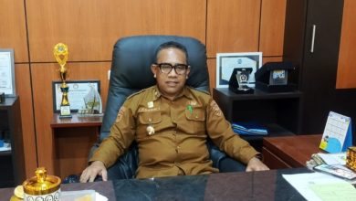 Kepala Dinas Pendidikan dan Kebudayaan Kabupaten Tojo Una-Una, Aspan Taurenta, di ruang kerjanya. Dinas Dikbud Touna menyalurkan bantuan seragam sekolah gratis dan dana Program Indonesia Pintar (PIP) sebagai upaya memperluas akses pendidikan serta meringankan beban orang tua siswa.
