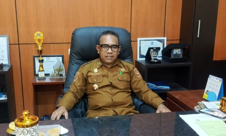 Kepala Dinas Pendidikan dan Kebudayaan Kabupaten Tojo Una-Una, Aspan Taurenta, di ruang kerjanya. Dinas Dikbud Touna menyalurkan bantuan seragam sekolah gratis dan dana Program Indonesia Pintar (PIP) sebagai upaya memperluas akses pendidikan serta meringankan beban orang tua siswa.