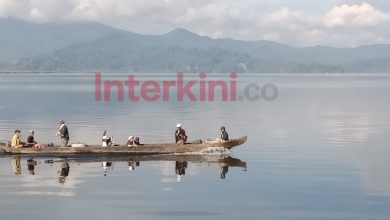 Perahu melintas di perairan Danau Lindu, Kabupaten Sigi. Kawasan ini menjadi lokasi penyelenggaraan Festival Danau Lindu 2026 yang berlangsung pada 23–25 Juli dengan rangkaian kegiatan budaya, wisata, olahraga, dan forum. Foto: Interkini.co