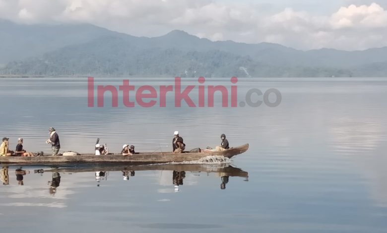 Perahu melintas di perairan Danau Lindu, Kabupaten Sigi. Kawasan ini menjadi lokasi penyelenggaraan Festival Danau Lindu 2026 yang berlangsung pada 23–25 Juli dengan rangkaian kegiatan budaya, wisata, olahraga, dan forum. Foto: Interkini.co