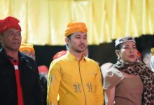 Wakil Ketua II DPRD Kabupaten Sigi Ikra Ibrahim (tengah) menghadiri penutupan Festival Danau Lindu (FDL) 2026 di kawasan Danau Lindu, Sabtu (25/7/2026). DPRD Kabupaten Sigi mengapresiasi keberhasilan penyelenggaraan festival sebagai ajang promosi pariwisata daerah, sekaligus mendorong pemerintah membenahi akses jalan dan fasilitas pendukung untuk meningkatkan kenyamanan pengunjung pada pelaksanaan FDL berikutnya. Foto: Interkini.co