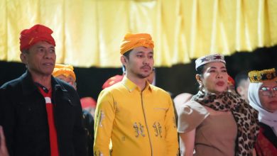 Wakil Ketua II DPRD Kabupaten Sigi Ikra Ibrahim (tengah) menghadiri penutupan Festival Danau Lindu (FDL) 2026 di kawasan Danau Lindu, Sabtu (25/7/2026). DPRD Kabupaten Sigi mengapresiasi keberhasilan penyelenggaraan festival sebagai ajang promosi pariwisata daerah, sekaligus mendorong pemerintah membenahi akses jalan dan fasilitas pendukung untuk meningkatkan kenyamanan pengunjung pada pelaksanaan FDL berikutnya. Foto: Interkini.co