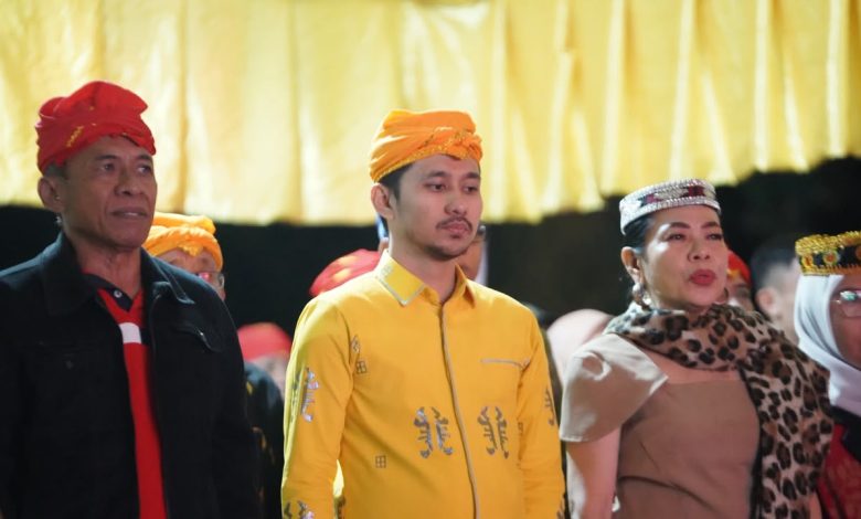 Wakil Ketua II DPRD Kabupaten Sigi Ikra Ibrahim (tengah) menghadiri penutupan Festival Danau Lindu (FDL) 2026 di kawasan Danau Lindu, Sabtu (25/7/2026). DPRD Kabupaten Sigi mengapresiasi keberhasilan penyelenggaraan festival sebagai ajang promosi pariwisata daerah, sekaligus mendorong pemerintah membenahi akses jalan dan fasilitas pendukung untuk meningkatkan kenyamanan pengunjung pada pelaksanaan FDL berikutnya. Foto: Interkini.co