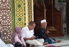 KH Abdullah Lasawedi (kanan) memimpin pembekalan dan doa bersama bagi 22 jamaah umrah asal Kabupaten Tojo Una-Una di Masjid Al-Amin, Ampana Kota, Jumat (24/7/2026), sebelum rombongan diberangkatkan menuju Tanah Suci melalui Palu, Jakarta, Jeddah, dan Makkah. (Foto: Istimewa)