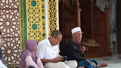 KH Abdullah Lasawedi (kanan) memimpin pembekalan dan doa bersama bagi 22 jamaah umrah asal Kabupaten Tojo Una-Una di Masjid Al-Amin, Ampana Kota, Jumat (24/7/2026), sebelum rombongan diberangkatkan menuju Tanah Suci melalui Palu, Jakarta, Jeddah, dan Makkah. (Foto: Istimewa)