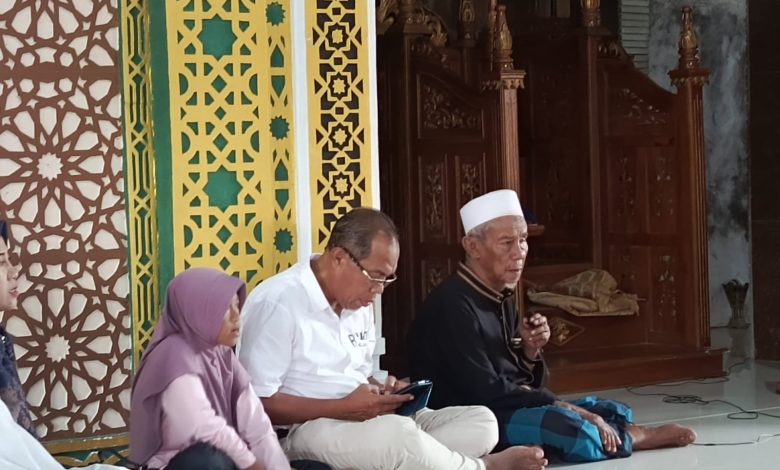 KH Abdullah Lasawedi (kanan) memimpin pembekalan dan doa bersama bagi 22 jamaah umrah asal Kabupaten Tojo Una-Una di Masjid Al-Amin, Ampana Kota, Jumat (24/7/2026), sebelum rombongan diberangkatkan menuju Tanah Suci melalui Palu, Jakarta, Jeddah, dan Makkah. (Foto: Istimewa)
