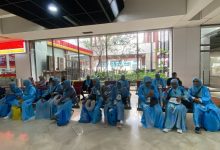 Sejumlah jamaah umrah asal Kabupaten Tojo Una-Una beristirahat di ruang tunggu Terminal 2D Bandara Internasional Soekarno-Hatta, Tangerang, Sabtu (25/7/2026), usai tiba dari Palu. Rombongan dijadwalkan melanjutkan penerbangan menuju Jeddah, Arab Saudi, pada Minggu (26/7/2026). (Foto: Dok. Jamaah Umrah Tojo Una-Una)